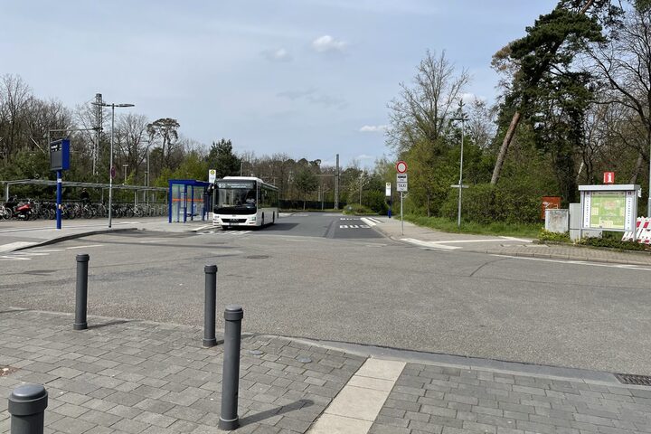 Bahnhof Neu-Isenburg Ostseite mit Blick auf den Wendehammer und parkendem Bus