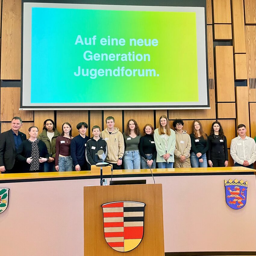 Die Mitglieder des Kernteams Jugenforum mit Bürgermeister und Stadtverordnetenvorsteherin im Plenarsaal des Rathauses Neu-Isenburg