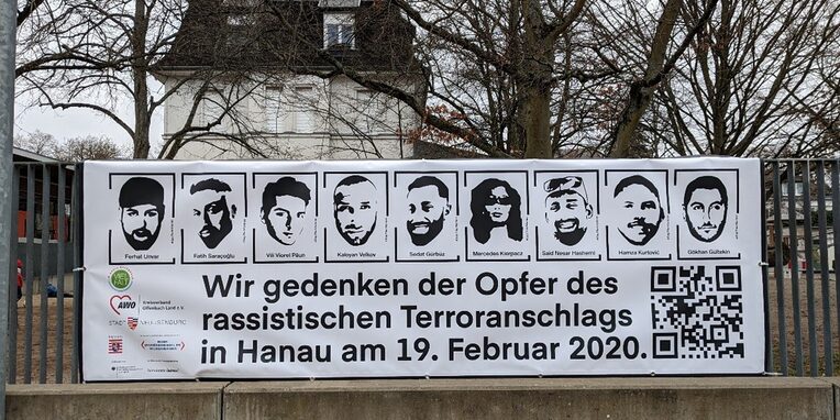 Banner zum Gedenken an die Opfer des Anschlags in Hanau im Februar 2020