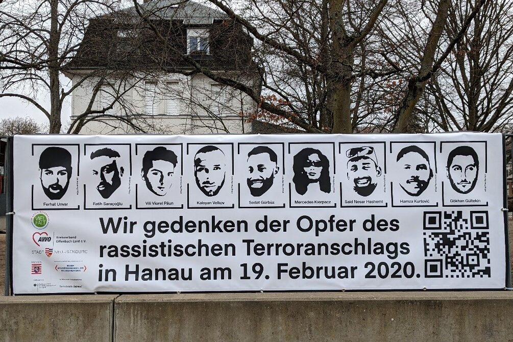 Ein Banner erinnert an die Opfer des rassistischen Anschlags