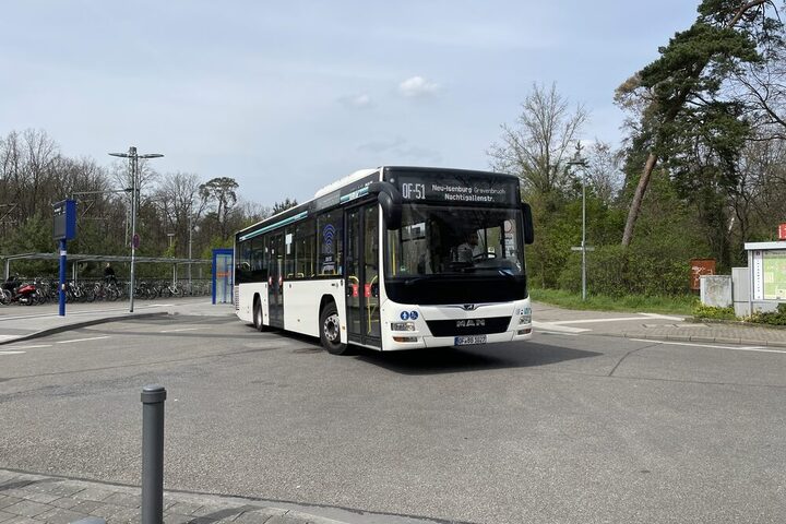 Bus am Bahnhof in Neu-Isenburg