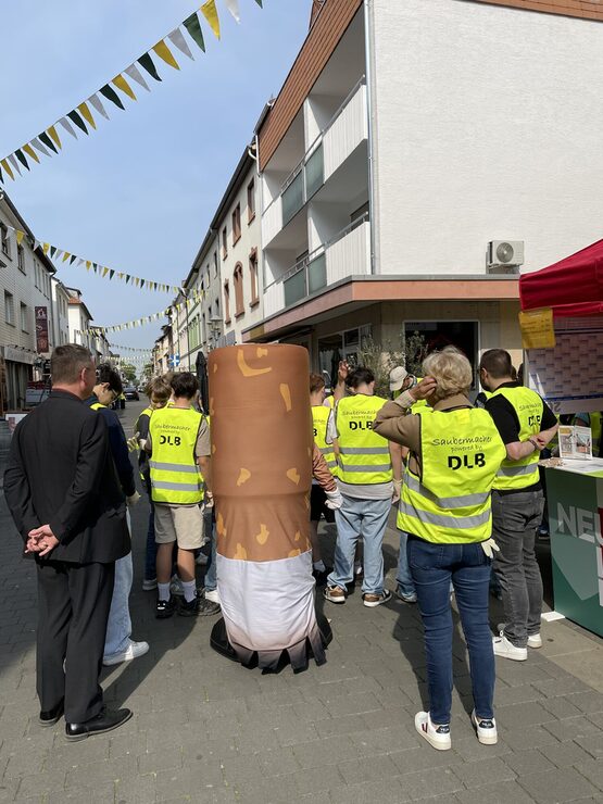 Reinigungsaktion in der Fußgängerzone 23. Mai 2025 mit Personen und einer großen aufgeblasenen Zigarette