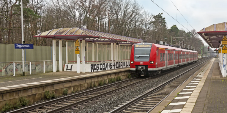 Haltestelle Bahnhof Zeppelinheim mit der roten S7