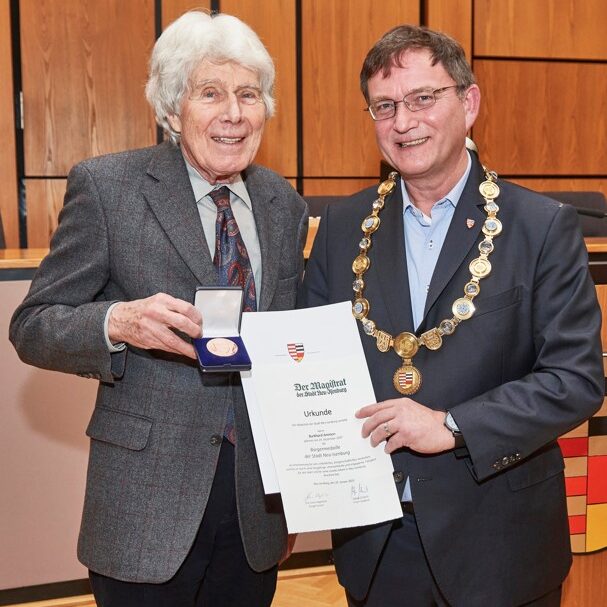 Burkhard Ammon bei der Verleihung der Bürgermedaille 2023 mit Bürgermeister Dirk Gene Hagelstein