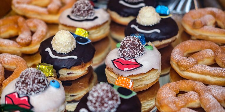 bunte, verzierte Faschingsdonuts und -Brezeln