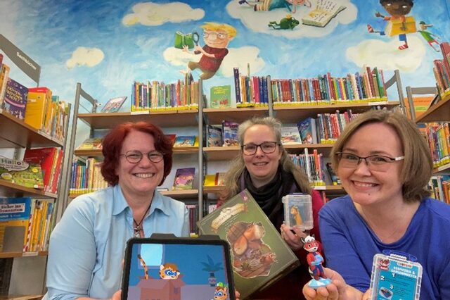 Mitarbeiterinnen der Stadtbibliothek v.l.n.r. Katja Jochum, Julia Dornburg, Linda Hein bei der Präsentation des neuen Medienangebotes