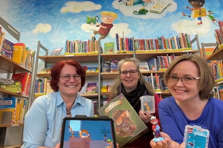 Mitarbeiterinnen der Stadtbibliothek v.l.n.r. Katja Jochum, Julia Dornburg, Linda Hein bei der Präsentation des neuen Medienangebotes