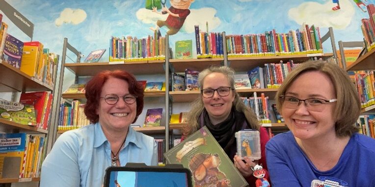 Mitarbeiterinnen der Stadtbibliothek v.l.n.r. Katja Jochum, Julia Dornburg, Linda Hein bei der Präsentation des neuen Medienangebotes