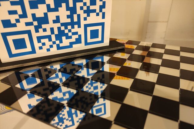 Ein QR-Code spiegelt sich auf Boden
