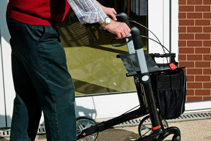 Eine männliche Person mit einem Rollator