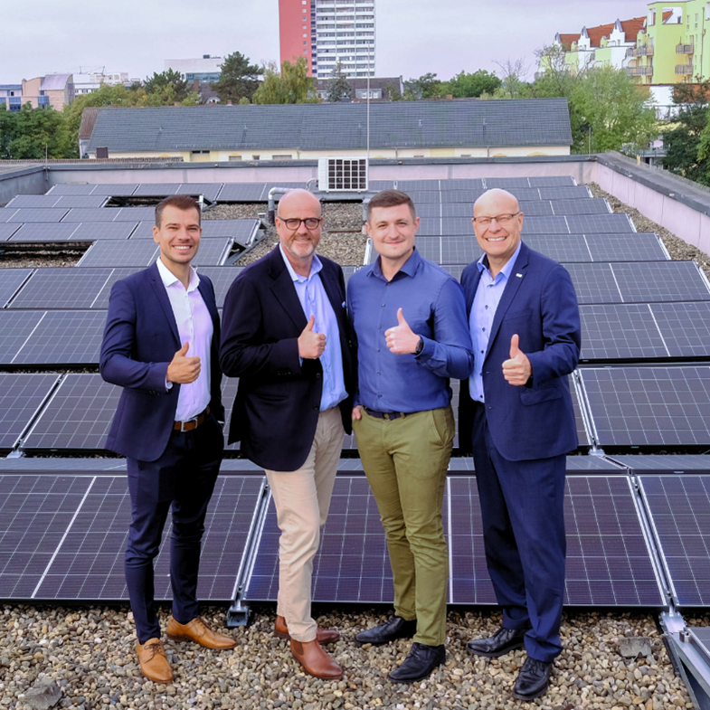 (v.l.) Darjan Condric (Leiter Key-Account-Management, Stadtwerke Neu-Isenburg), Stephan Gangnus (Geschäftsführer, KS Verwaltungsgesellschaft), Manuel Müller (Key-Account-Management, Stadtwerke Neu-Isenburg) und Stadtwerke-Geschäftsführer Kirk Reineke auf dem Dach des Facharztzentrums, wo 470 neue Solarmodule für das Mieterstromprojekt installiert wurden.