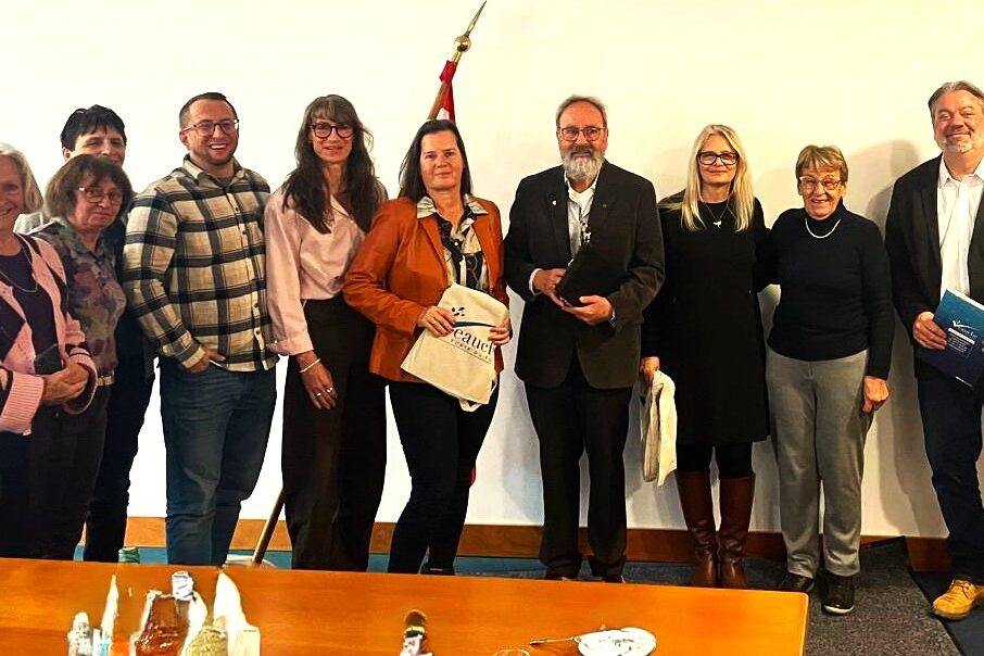 Vlnr: Martin Crawford, Michelle Decreux und Christine Barnard (Vorstand Städtepartnerschaftsverein Andrézieux-Bouthéon), Florian Bralo und Martina Schuder (ehemalige Vorsitzende FSP), Bettina Blüchardt, Günther Marx, Serpil Sarikaya, (Vorstand  FSP), Martine Dufrane und Florian Tissot (Vorstand Städtepartnerschaftsverein Veauche)