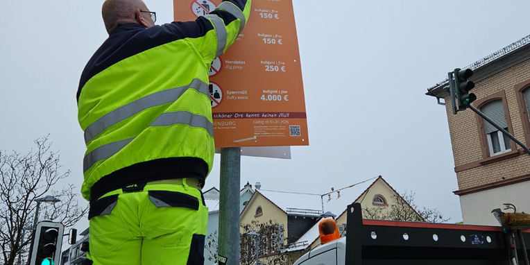 Hinweisschild mit den verschiedenen Bußgeldern