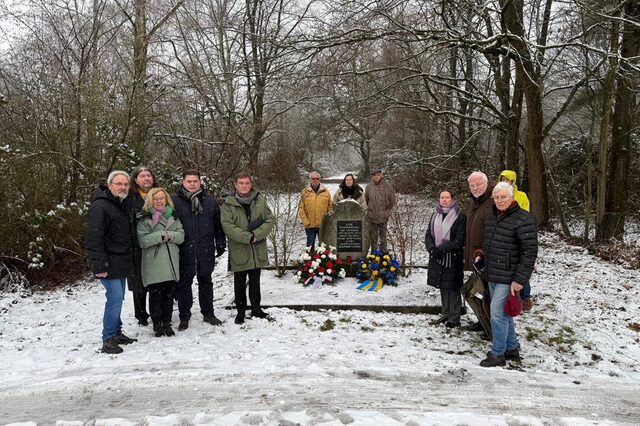 Um den Gedenkstein mit Kränzen herum versammelten sich u.a. auch Stadtverordnetenvorsteherin Christine Wagner, Bürgermeister Dirk Gene Hagelstein und Erster Stadtrat Stefan Schmitt