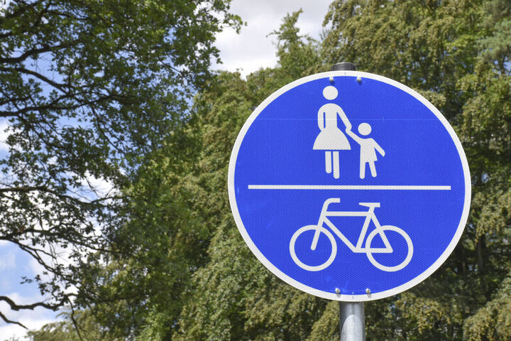 blaues rundes Verkehrszeichen Fußgänger und Radfahrer