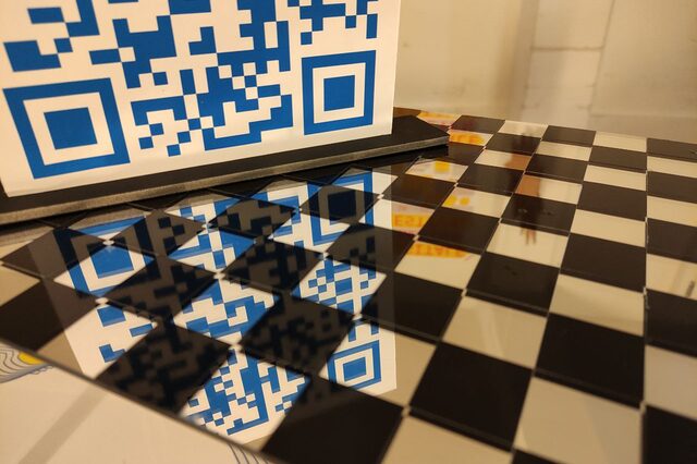 Ein QR-Code spielgelt sich auf Boden