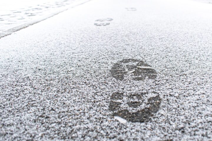 Fußabdrücke im Schnee