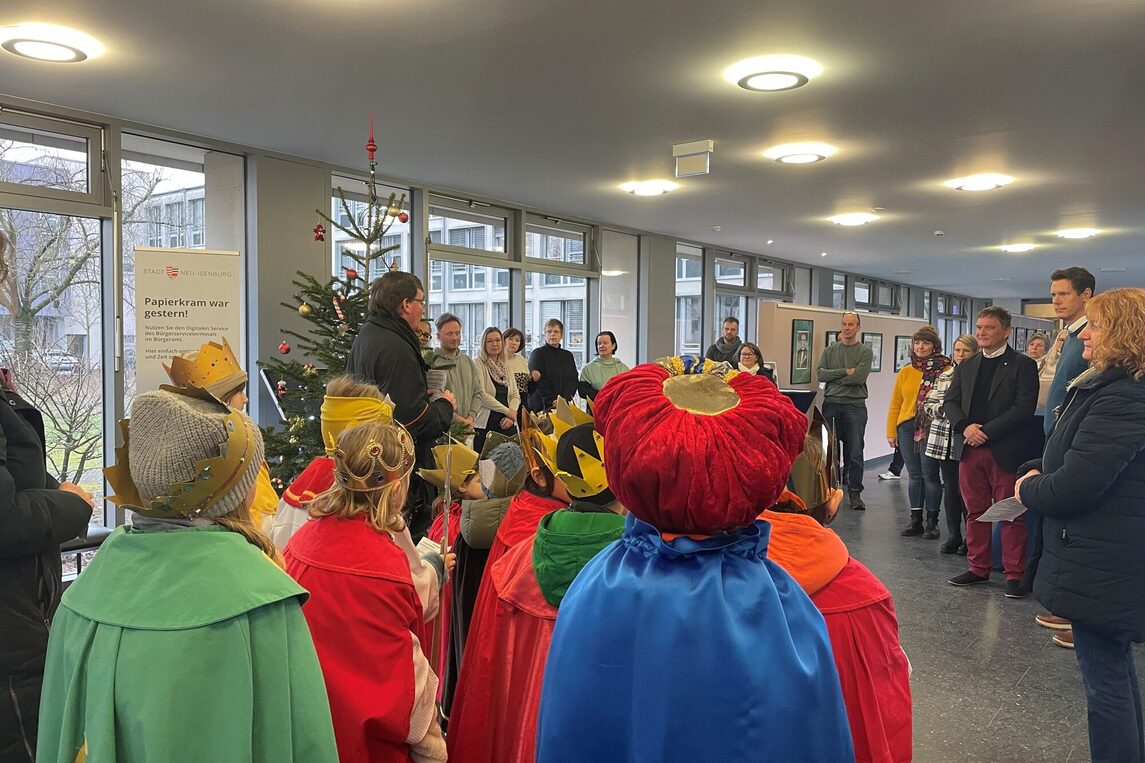 Kinder der Pfarrgemeinde Sankt Josef bringen den Segen der Heiligen Drei Könige in das Rathaus