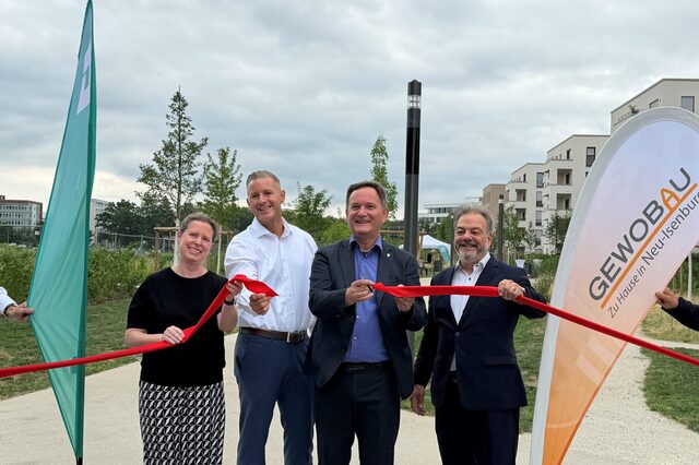 vlnr.: Stadtverordnetenvorsteherin Christine Wagner, Geschäftsführer Gewobau Stephan Burbach, Bürgermeister Dirk Gene Hagelstein, Peter Matteo, Geschäftsführer Groß & Parntner