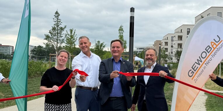 vlnr.: Stadtverordnetenvorsteherin Christine Wagner, Geschäftsführer Gewobau Stephan Burbach, Bürgermeister Dirk Gene Hagelstein, Peter Matteo, Geschäftsführer Groß & Parntner