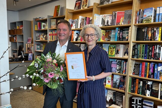 vlnr Bürgermeister Dirk Gene Hagelstein und Anja Kronier in der Buchhandlung