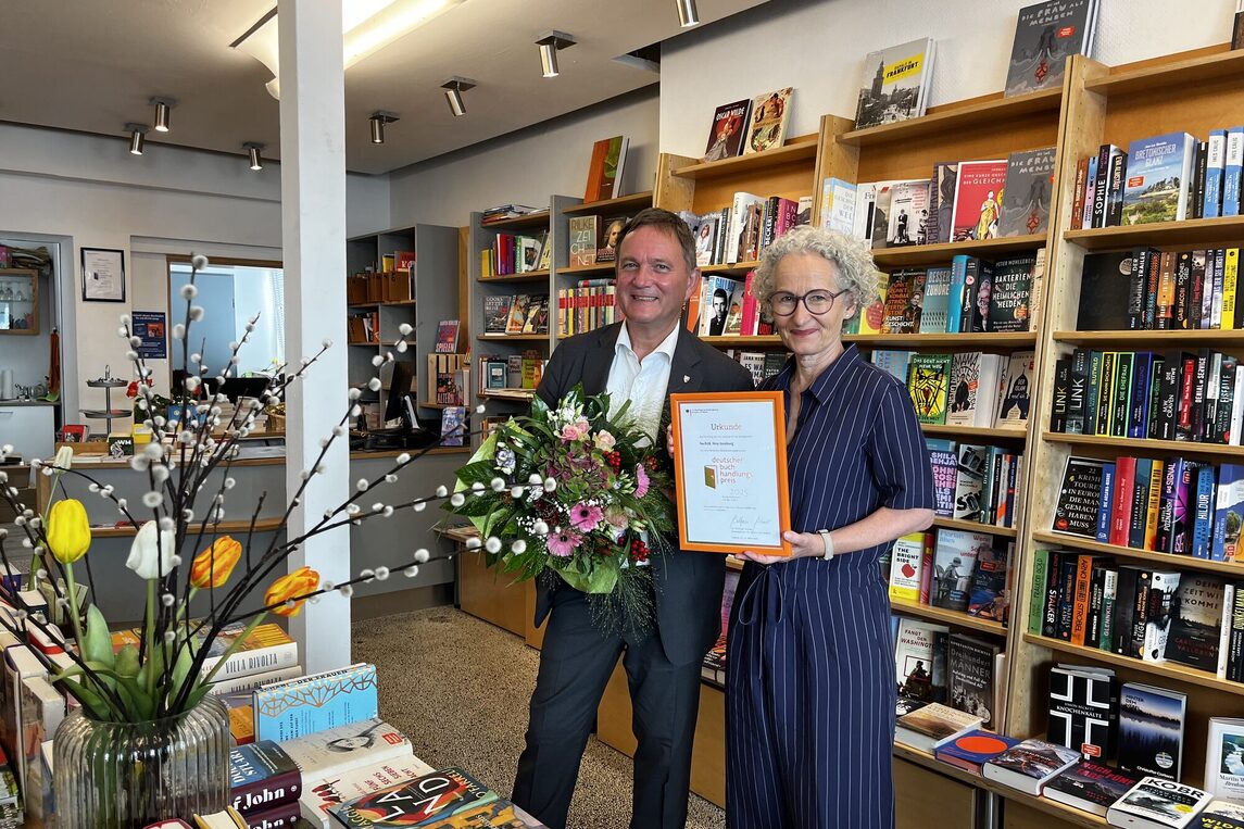 Bürgermeister Dirk Gene Hagelstein gratuliert Anja Kronier