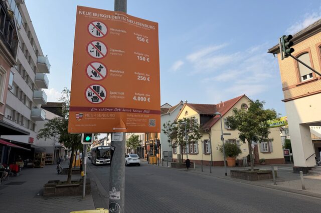 Ein Plakat in der Frankfurter Straße mit den verschiedenen Bußgeldern, die bei den genannten Ordnungswidrigkeiten zu zahlen sind