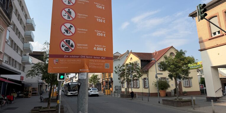 Ein Plakat in der Frankfurter Straße mit den verschiedenen Bußgeldern, die bei den genannten Ordnungswidrigkeiten zu zahlen sind