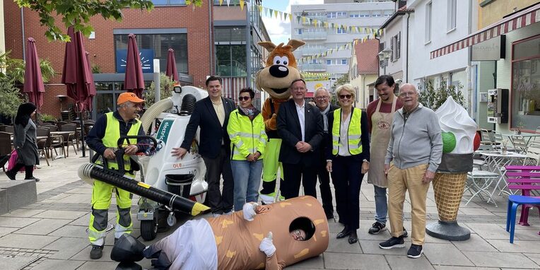vlnr: Abdelmajid El-Masaoudi mit Gluttonsauger (DLB), Erster Stadtrat Stefan Schmitt, Petra Klink (Vorstand DLB Dreieich und Neu-Isenburg AöR), Bürgermeister Dirk Gene Hagelstein, Christian Kahnke (IG City), Andrea Quilling (Wirtschaftsförderung), Hans-Philipp Kümmerle, Dirk Wölfing (Dezernent Natur-, Umwelt- und Klimaschutz).