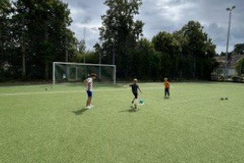 Fußball spielende Kinder