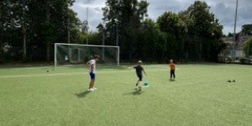 Fußball spielende Kinder