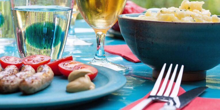 Eine Gartenparty mit gedecktem Tisch