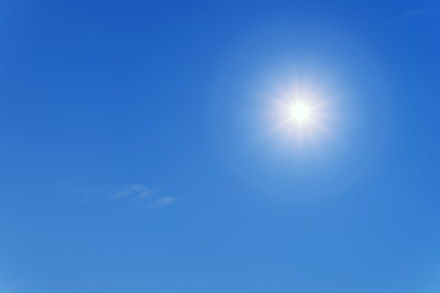 Ein blauer Himmel mit der Sonne