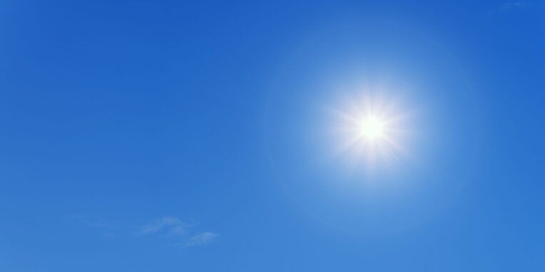 Ein blauer Himmel mit der Sonne