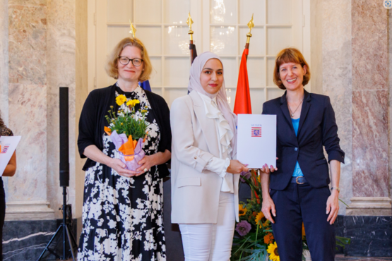 Vlnr.: Staatsekretärin Katrin Hechler, Latifa Al Awik,  Integrationsministerin Heike Hofmann.