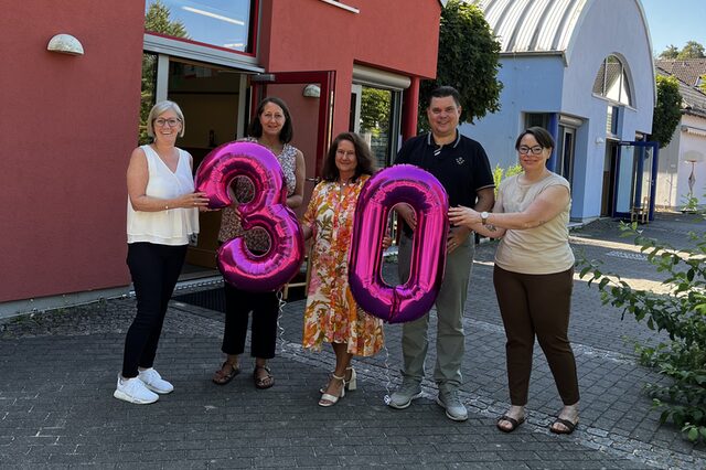 Vlnr. Diana Flucke-Leber (Fachbereichsleitung Kinder), Verena Hammel (Stv. Kitaleitung Eschenweg, Anke Hottmann (Kitaleitung Eschenweg), Erster Stadtrat Stefan Schmitt, Petra Schmidt-Simatovic (Fachberatung)