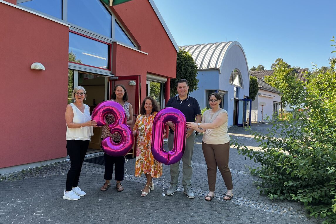 Vlnr. Diana Flucke-Leber (Fachbereichsleitung Kinder), Verena Hammel (Stv. Kitaleitung Eschenweg, Anke Hottmann (Kitaleitung Eschenweg), Erster Stadtrat Stefan Schmitt, Petra Schmidt-Simatovic (Fachberatung)
