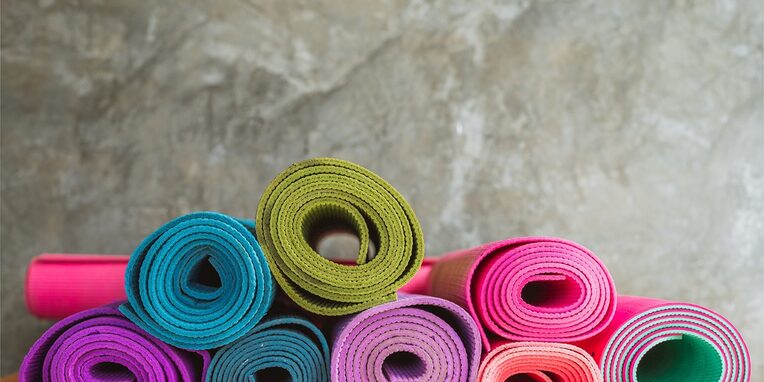 Gestapelte bunte Yogamatten