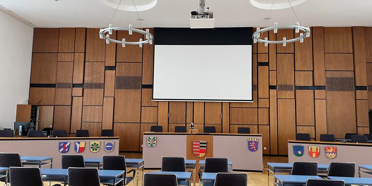 Ausschnitt des Plenarsaals im Rathaus Neu-Isenurg