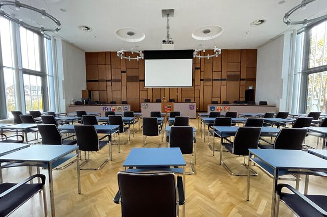 Innenansicht des Plenarsaals im Rathaus Neu-Isenburg