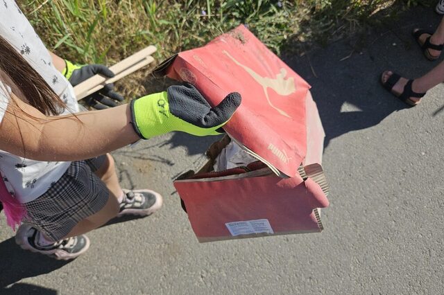 Fleißige Schülerhände in Aktion bei der Aktion " Sauberhafter Schulweg" am 1. Juli 2025