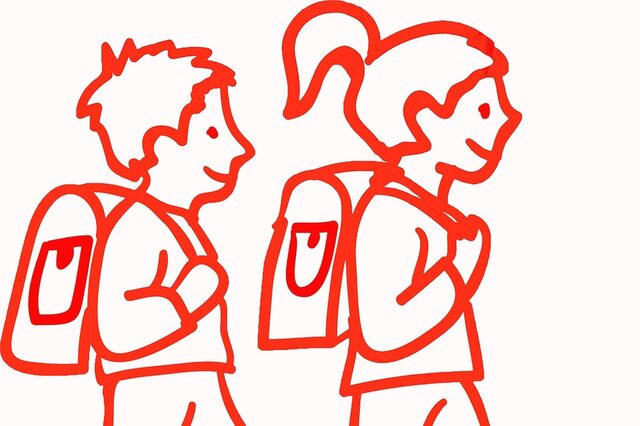 Kinder mit einem Schulranzen auf dem Rücken