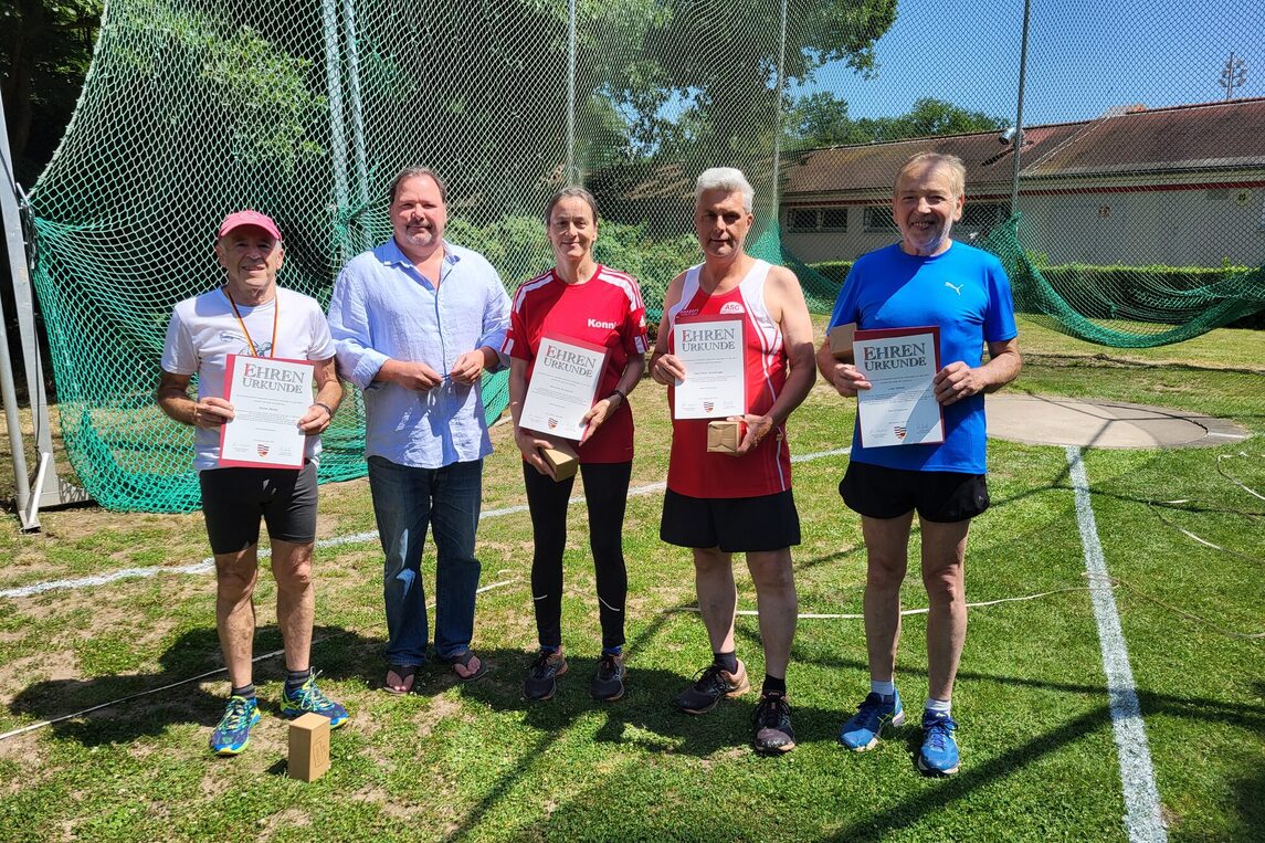 Vlnr: Dieter Müller, Sportdezernent Christian Beck, Kornelia Wrzesniok, Hans-Peter Schabinger, Lutz Zeise, (nicht auf dem Foto: Adolf Glöckler)