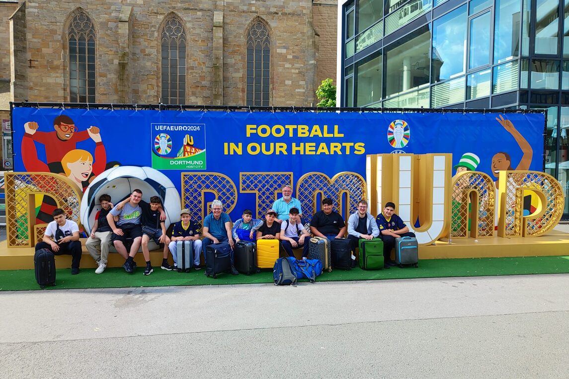 Jungengruppe des Zeppelinheimer Jugendraums in der Fan Zone in Dortmund