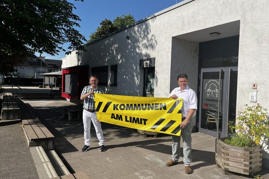 Familienzentrum Gartenstraße. Vlnr: Bürgermeister Dirk Gene Hagelstein und Erster Stadtrat Stefan Schmitt