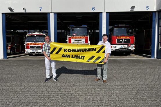 Feuerwehr. Familienzentrum Gartenstraße. Vlnr: Bürgermeister Dirk Gene Hagelstein und Erster Stadtrat Stefan Schmitt