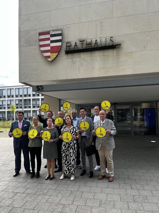 Ältestenrat Stadt Neu-Isenburg vor dem Rathaus Neu-Isenburg