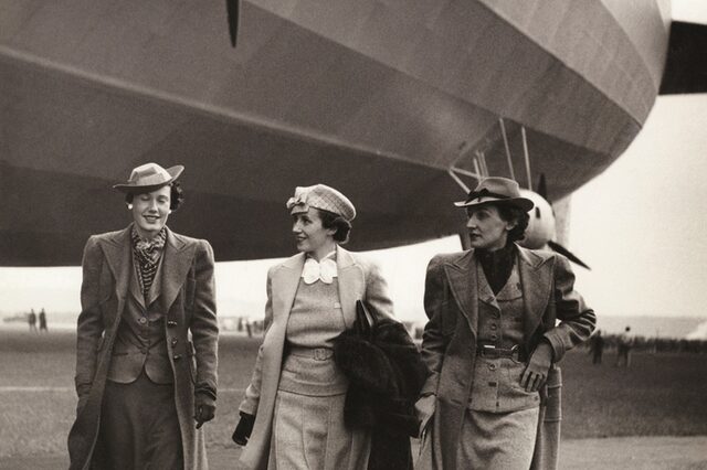 Drei Frauen vor Zeppelin