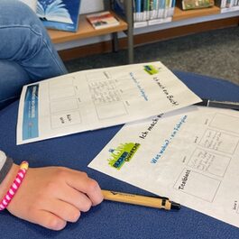 Die Kinder teilen ihre Geschichte grob auf