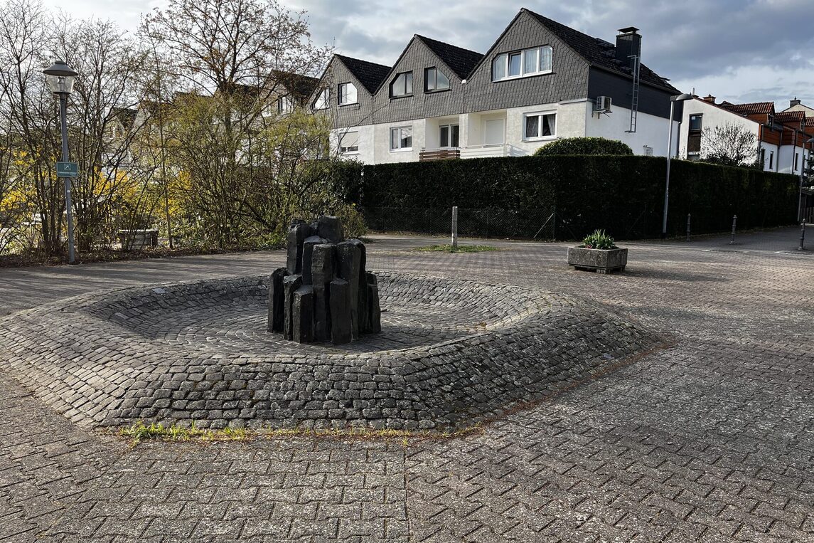 Wasserbrunnen aus Basaltstelen am Bertha-Pappenheim-Platz